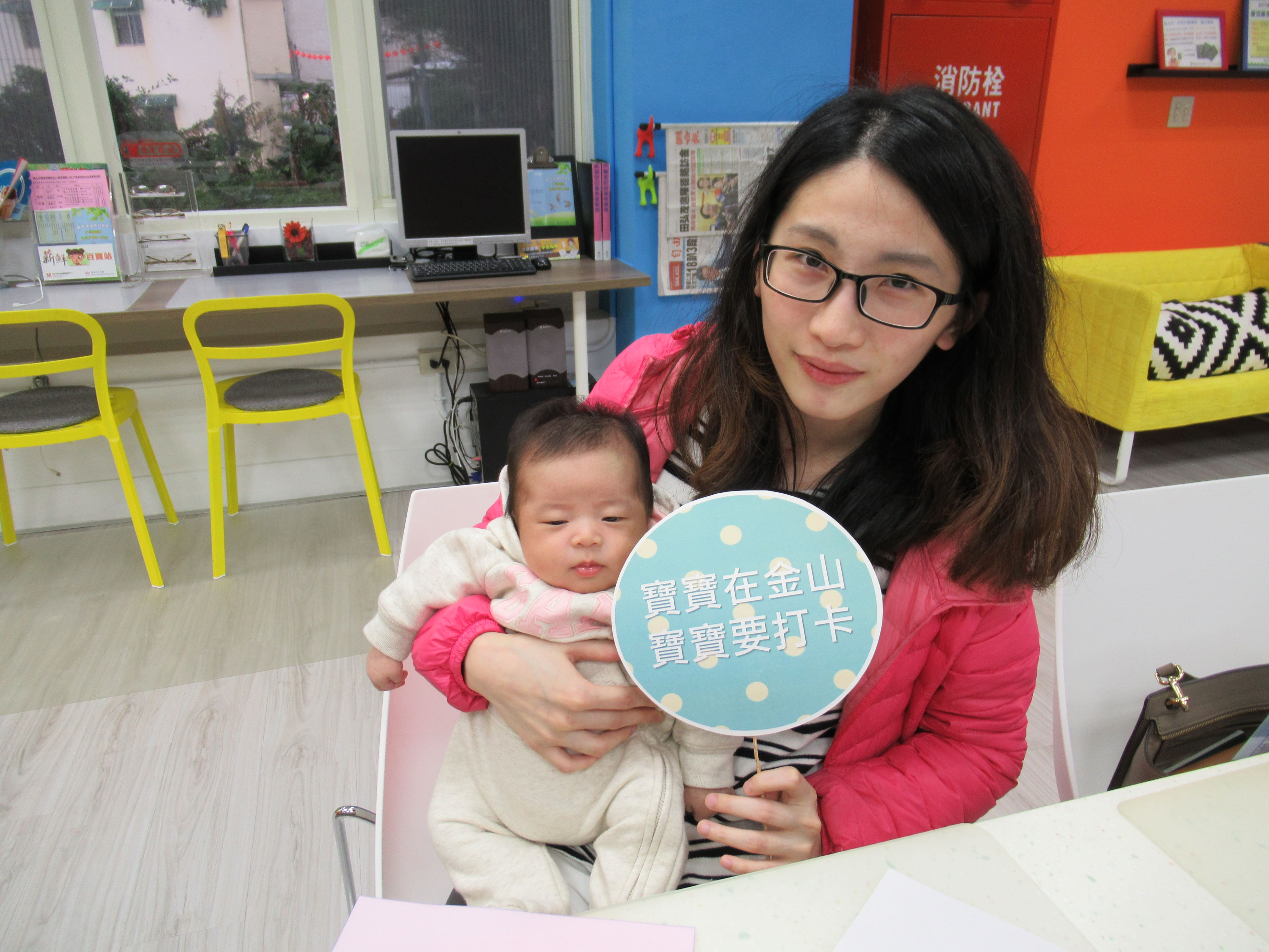 萌！最小打卡人，首辦護照好方便！